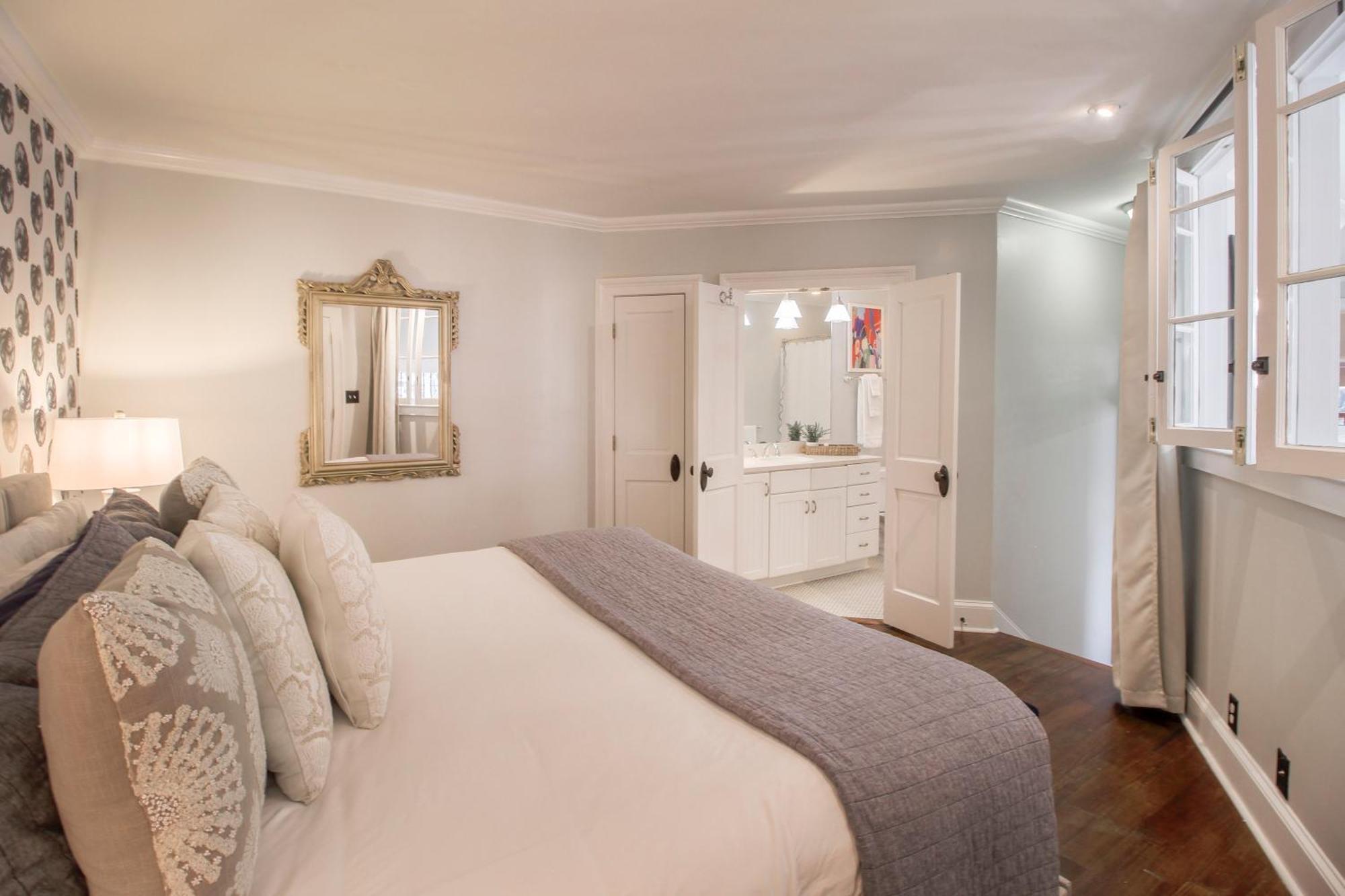 Walk To It All In Downtown, Double King Beds Savannah Extérieur photo