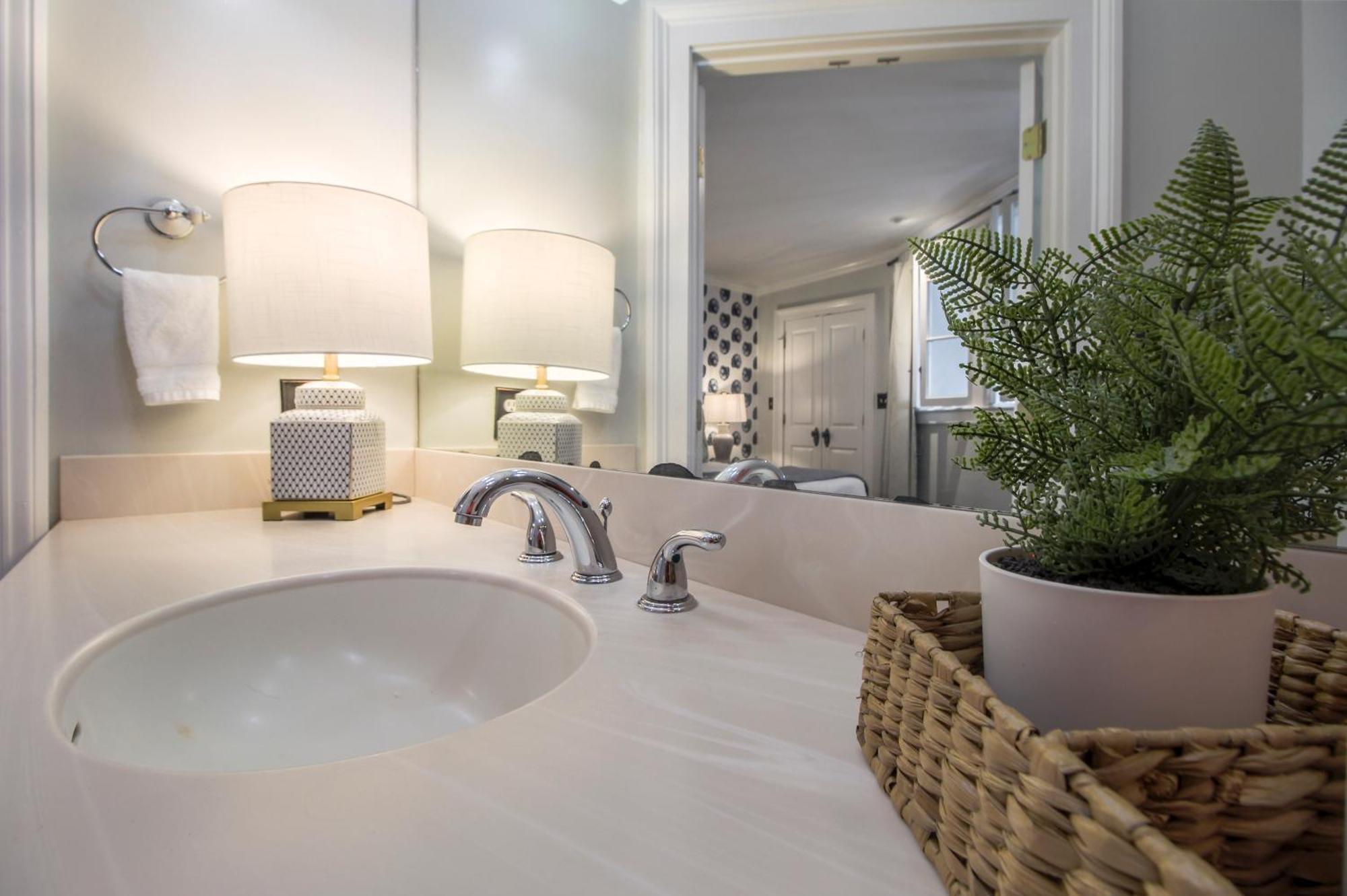 Walk To It All In Downtown, Double King Beds Savannah Extérieur photo